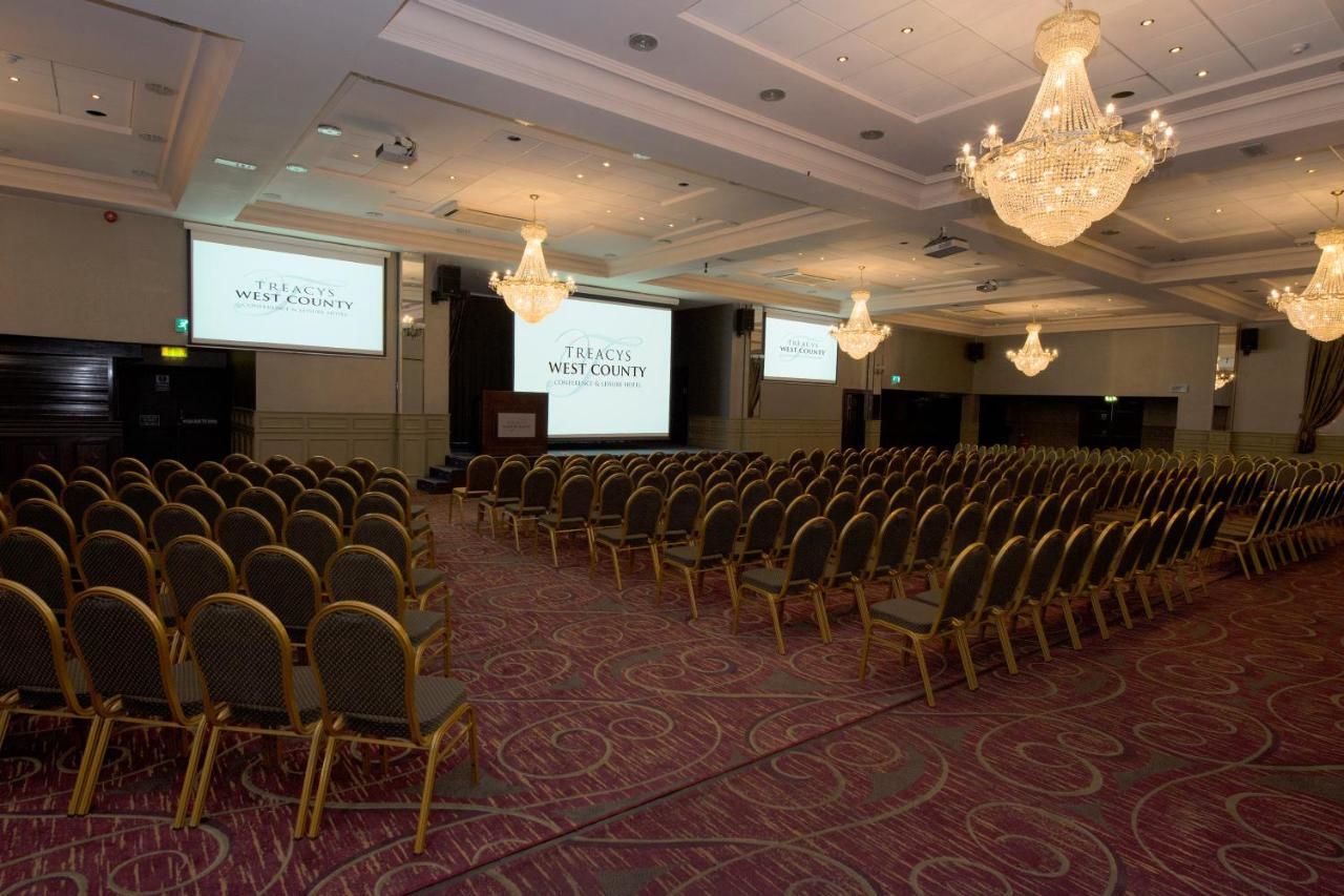 Отель Treacys West County Conference and Leisure Centre Эннис-18