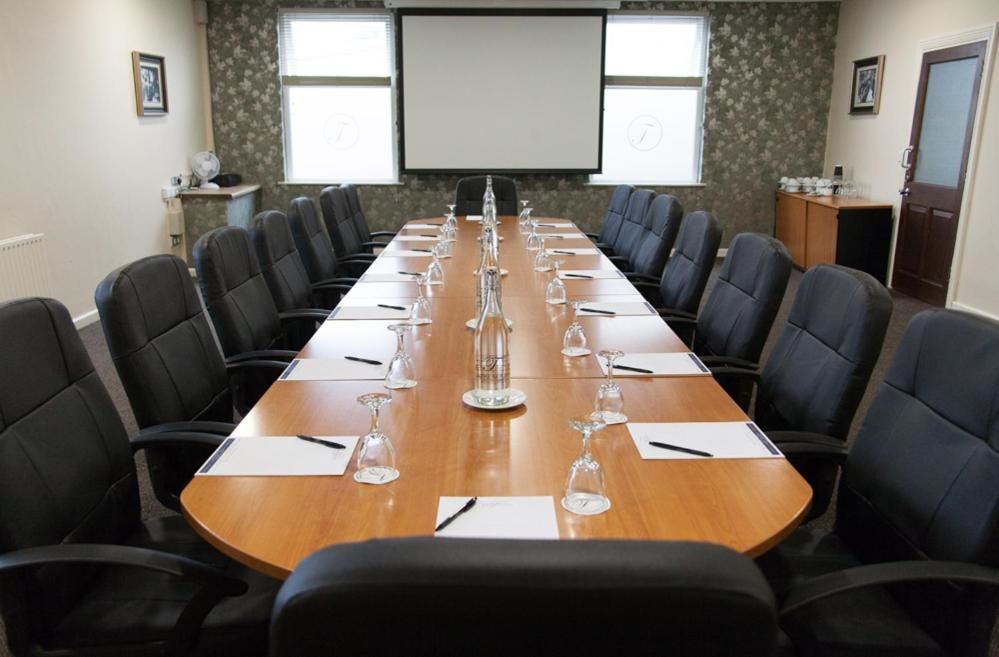 Отель Treacys West County Conference and Leisure Centre Эннис-22