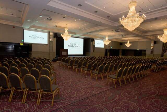 Отель Treacys West County Conference and Leisure Centre Эннис-17