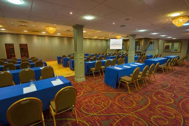 Отель Treacys West County Conference and Leisure Centre Эннис-18