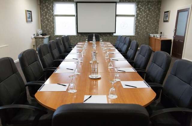 Отель Treacys West County Conference and Leisure Centre Эннис-21